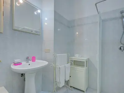 Badezimmer mit Dusche