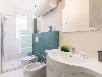 Badezimmer mit Dusche