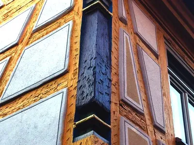 Liebevoll und aufwändig bis ins Detail restauriert – die über 300 Jahre alte Fachwerk-Fassade des AD 1716