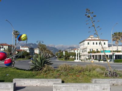 Blick auf die Alpen vom Hauptplatz in Marina di Massa