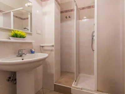 Badezimmer mit Dusche