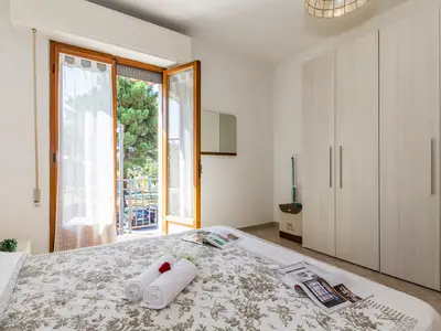 Schlafzimmer mit grossem Kleiderschrank
