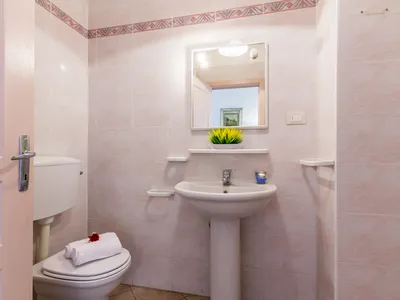 Badezimmer mit Dusche