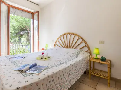 Schlafzimmer mit grossem Fenster