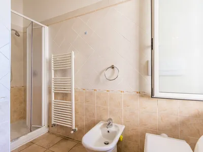 Badezimmer mit Dusche und Toilette