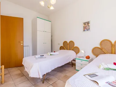 Schlafzimmer mit zwei Einzelbetten