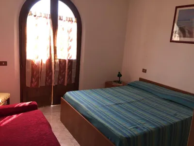 Schlafzimmer mit Doppelbett und Sofa