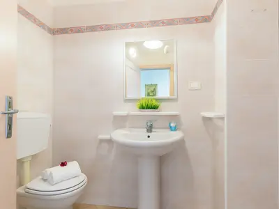 Badezimmer mit Dusche