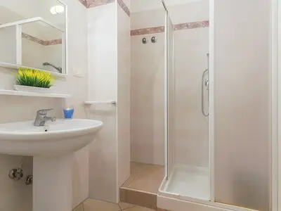 Badezimmer mit Dusche