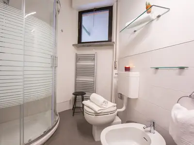 Das Badezimmer hat eine schöne neue Dusche