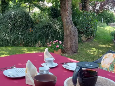 Ein gemütliches Frühstück im Garten
