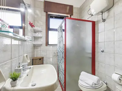 Badezimmer mit Dusche