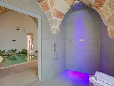Badezimmer mit Dusche