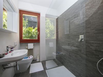 En-suite-Badezimmer mit Dusche