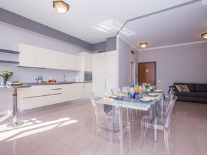 24039155-Appartement-6-Menaggio-300x225-4