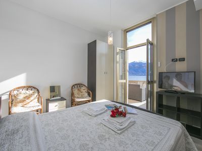 Schlafzimmer 1 mit Doppelbett, Zugang zur Terrasse und Blick auf den See