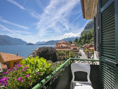 Gemütlichen Balkon mit Blick auf Bellagio und Varenna