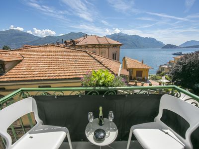 Romantischen Balkon mit Seeblick und kleinem Tisch