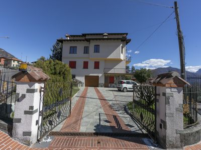 Grundstücksfoto durch das Haupttor von der Hauptstraße aus