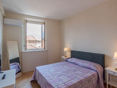 Schlafzimmer 1 mit Doppelbett und Blick auf den See