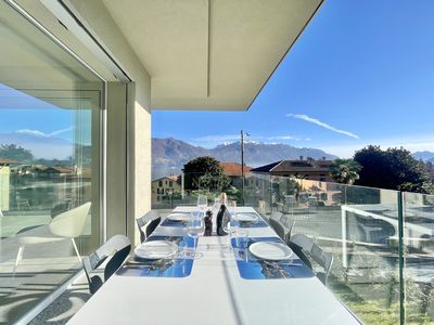 Essen unter freiem Himmel auf der Terrasse der Wohnung