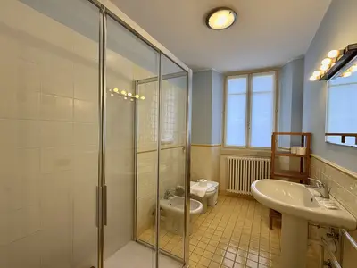 Badezimmer mit Dusche