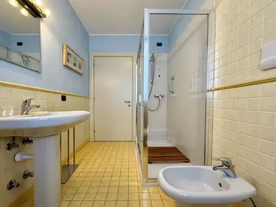 Badezimmer mit Dusche