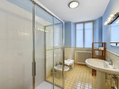 Badezimmer mit Dusche