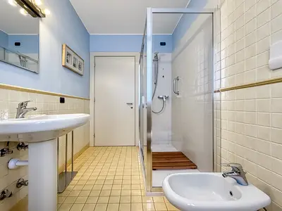 Badezimmer mit Dusche