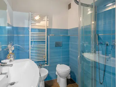 Badezimmer mit Dusche