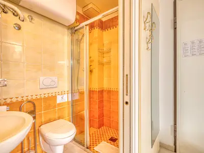 Badezimmer mit Dusche