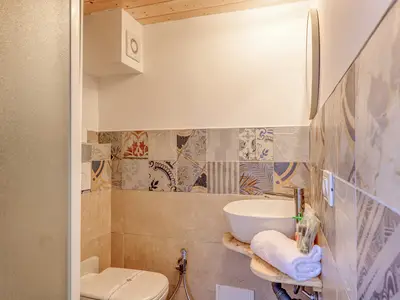 Badezimmer mit Dusche