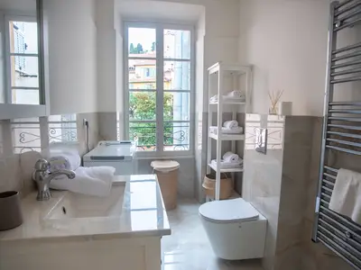 Badezimmer mit Dusche