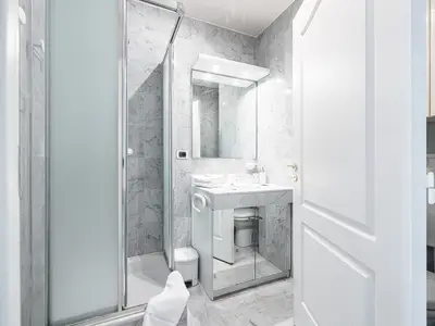 Badezimmer mit Dusche