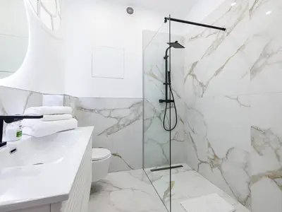 Badezimmer mit Dusche