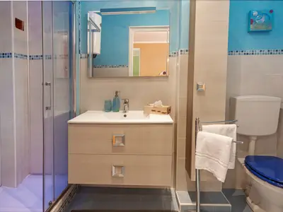 Badezimmer mit Dusche