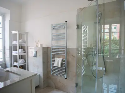 Badezimmer mit Dusche