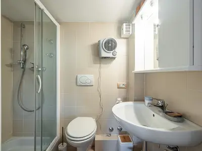 Badezimmer mit Dusche