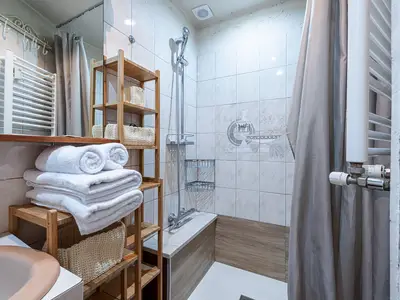 Badezimmer mit Dusche