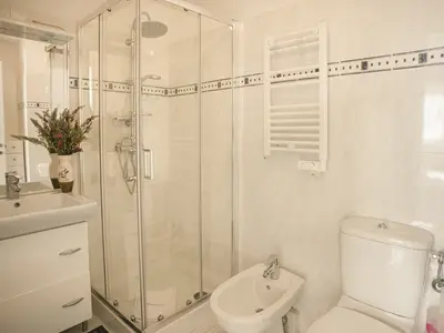 Badezimmer mit Dusche