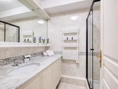 Badezimmer mit Dusche