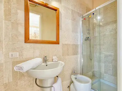 Badezimmer mit Dusche