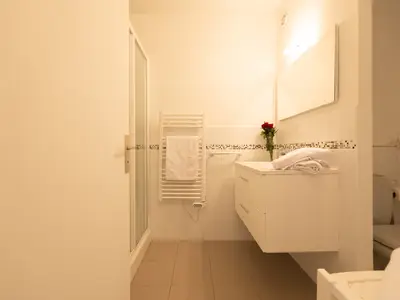 Badezimmer mit Dusche