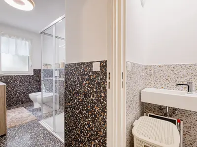 Badezimmer mit Dusche