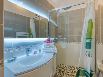 Badezimmer mit Dusche