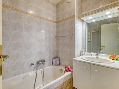 Badezimmer mit Badewanne