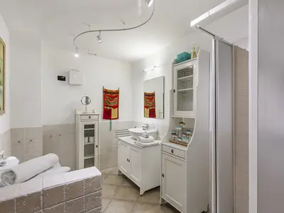 Badezimmer mit Dusche