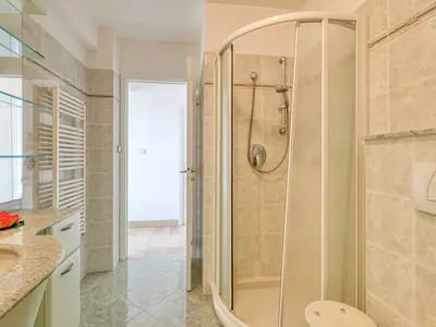 Badezimmer mit Dusche