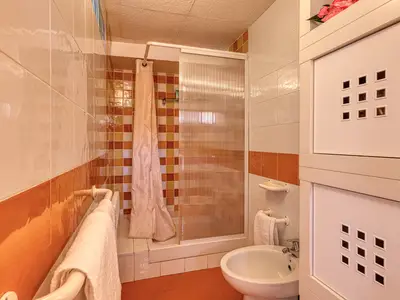 Badezimmer mit Dusche