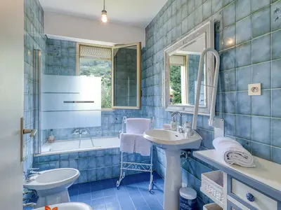 Badezimmer mit Badewanne